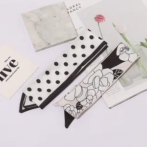 Elegante pañuelo de seda vintage francés con estampado de camelias y lunares clásicos