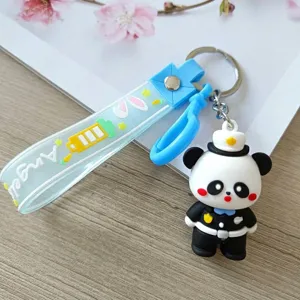 Vista de detalle del lindo llavero de panda policía de dibujos animados con correa