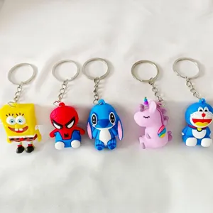 Vista detallada de varios llaveros de personajes de dibujos animados en material PVC