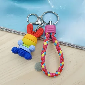 Detailopname van een schattige regenboogkonijn sleutelhanger met gevlochten koord