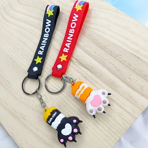 Dettaglio portachiavi a forma di zampa di gatto in silicone con cinturini arcobaleno