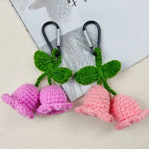 Detalle de llaveros de flores de ganchillo hechos a mano en rosa y morado
