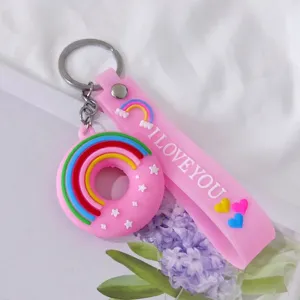 Detalle de la correa de silicona rosa con texto I LOVE YOU y colgante de dona arcoíris
