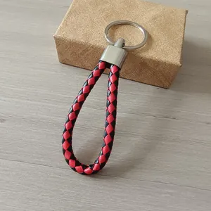 Vista macro detallada del cordón de cuero trenzado rojo y negro para llavero con anillo