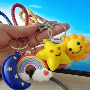 Vista dettagliata di portachiavi a cartone animato con stella, sole, luna e arcobaleno