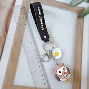 Detailansicht eines niedlichen Eulen-Schlüsselanhängers mit Gänseblümchen und 22cm Lineal