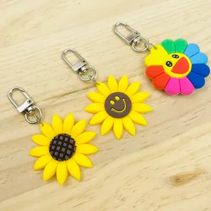 Gros plan de porte-clés tournesol colorés avec visages souriants sur bois