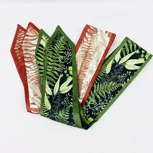 Détails de foulards étroits en soie à imprimé fougère avec bordures rouges et vertes pour cheveux.