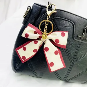 Porte-clés chic nœud en foulard de soie à pois rouges rétro avec fermoir doré élégant