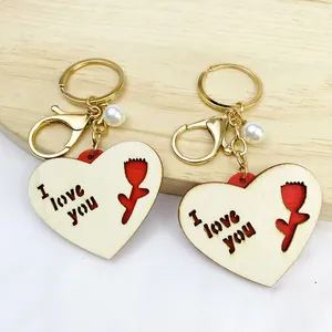 Porte-clés cœur en bois artisanal avec gravure I love you et élégante perle de charme