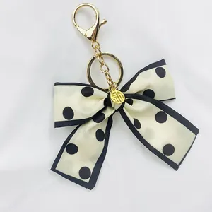 Porte-clés foulard en soie à nœud papillon à pois vintage avec fermoir en métal doré