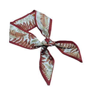 Ruban à cheveux élégant en soie avec imprimé botanique et motifs de feuilles de fougère.