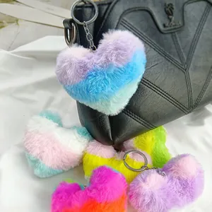 Gros plan de porte-clés en peluche en forme de cœur arc-en-ciel pour décorer les sacs