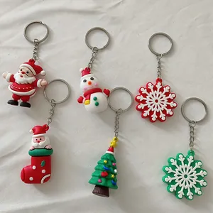 Vue détaillée de divers porte-clés de Noël en silicone, Père Noël et bonshommes de neige