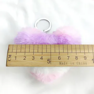 Détail montrant la mesure exacte de la taille du porte-clés en peluche cœur arc-en-ciel