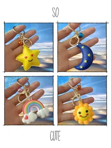Collage di quattro portachiavi a cartone animato: sole, stella, luna e arcobaleno.