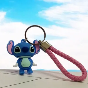 Primer plano de un llavero azul de Stitch con una correa de cuero trenzado de color rosa