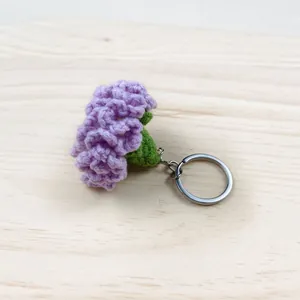 Handgemaakte paarse gebreide anjer sleutelhanger voor Moederdag cadeau