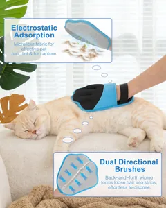 Vue détaillée du gant de brossage bleu pour animaux avec brosses bidirectionnelles