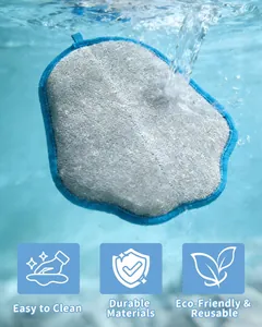 Vue détaillée d'un gant de toilettage pour animaux lavable sous l'eau du robinet
