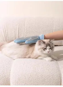 Vista dettagliata del guanto per la toelettatura che rimuove i peli di gatto sul divano