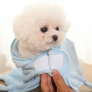 Albornoz absorbente azul claro para perros y gatos pequeños con correa de velcro ajustable