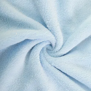 Vista macro de una toalla de baño de microfibra suave azul claro para mascotas absorbente