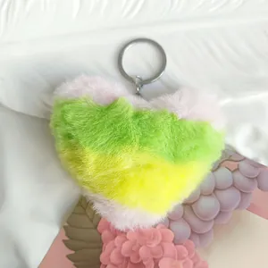 Gros plan sur la texture douce du porte-clés en peluche en forme de cœur arc-en-ciel