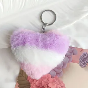 Vue détaillée d'un porte-clés en peluche en forme de cœur avec un dégradé violet et rose.
