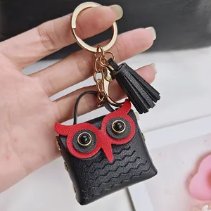 Mignon porte-clés hibou en cuir fait main avec pompon noir et anneau doré détail