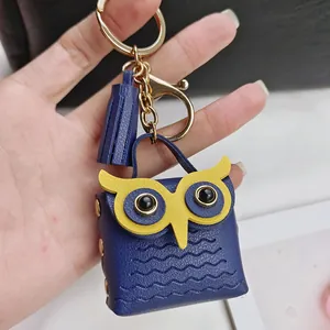 Porte-clés chouette en cuir bleu foncé avec yeux jaunes et pompon décoratif