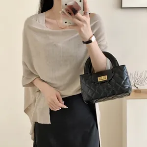 Elegante scialle leggero beige protezione solare poncho con bottone per abbigliamento donna