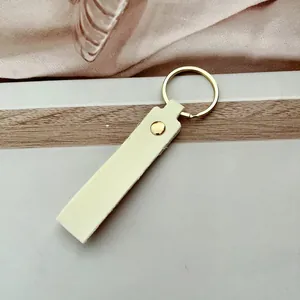 Llavero minimalista de cuero PU amarillo pálido con anillo dorado para coche