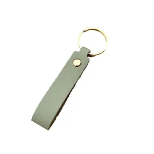 Llavero minimalista de cuero PU verde claro con aro dorado, colgante macarrón 1,6x11cm