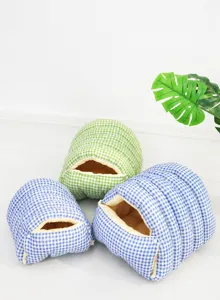 Cama cerrada para mascotas a cuadros de felpa suave con doble relleno de algodón PP