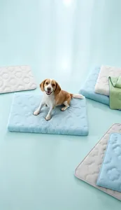 Tappetino refrigerante azzurro in memory foam per cani in estate con beagle