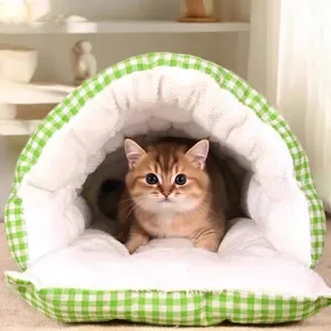 Cama para gatos cerrada de cuadros verdes con suave forro de felpa blanca cálida