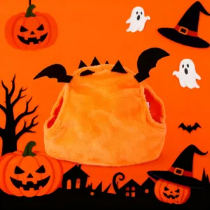 Détail d'un chapeau d'Halloween pour animal orange avec ailes de chauve-souris