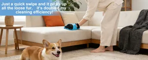Détail du gant d'épilation pour animaux nettoyant un canapé près d'un Corgi