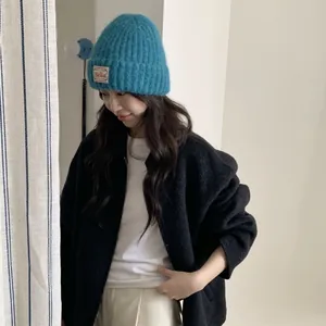 Stilvolle blaue Strickmütze im koreanischen Stil für Damen mit Bella-Aufnäher-Label