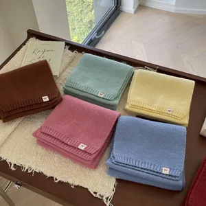 Weiche Strickschals in Pastellfarben mit feinem rotem Schleifendetail für Damen