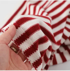 Primer plano detallado de la tela de punto suave a rayas rojas y blancas con textura fina