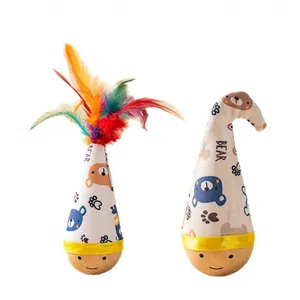 Simpatico gioco per gatti tumbler con piume colorate e stampa orso per intrattenimento pet