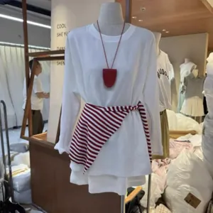 Elegante chal a rayas rojas y blancas para mujer, accesorio versátil para el verano.