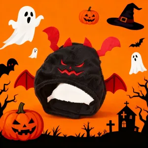 Détail du chapeau de vampire pour animaux avec ailes de chauve-souris pour Halloween