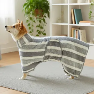 Weicher grau-weiß gestreifter Hunde-Bademantel an einem Shiba Inu in gemütlichem Heim