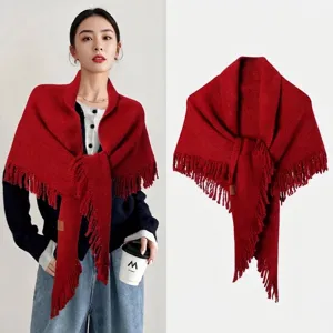 Elegante chal triangular de punto rojo con borlas decorativas y detalles de flecos