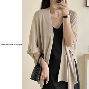 Scialle in maglia beige leggero per protezione solare o ufficio condizionato