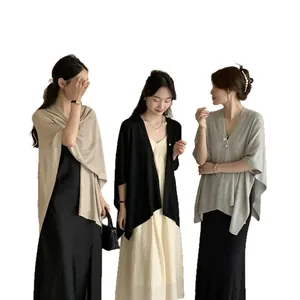 Eleganti scialli leggeri da donna con bottoni per protezione solare in beige e nero