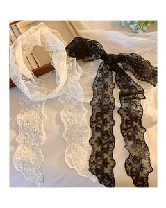 Gedetailleerde weergave van elegante witte en zwarte kantlinten voor haar of nek